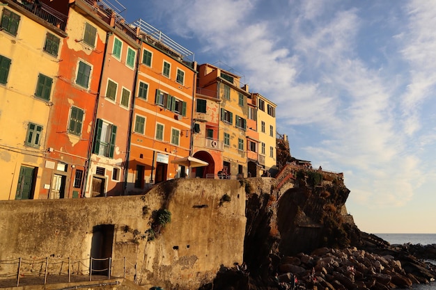 Foto vista ad angolo basso dell'edificio contro il cielo