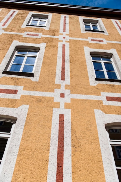 Foto vista ad angolo basso dell'edificio contro il cielo