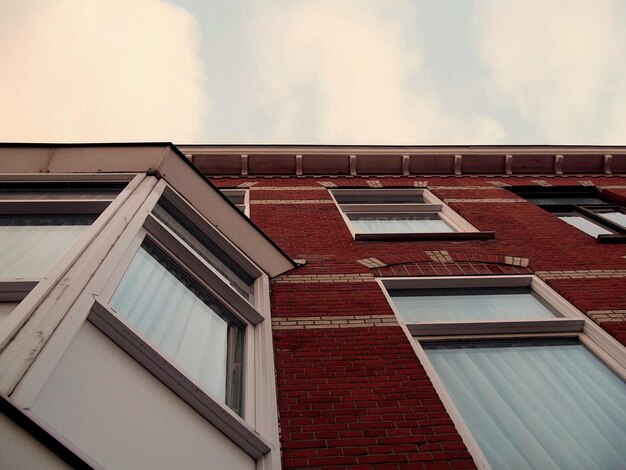 Photo low angle view of building against sky