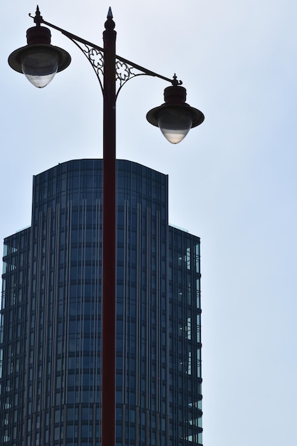 空に照らされた建物の低角度の景色