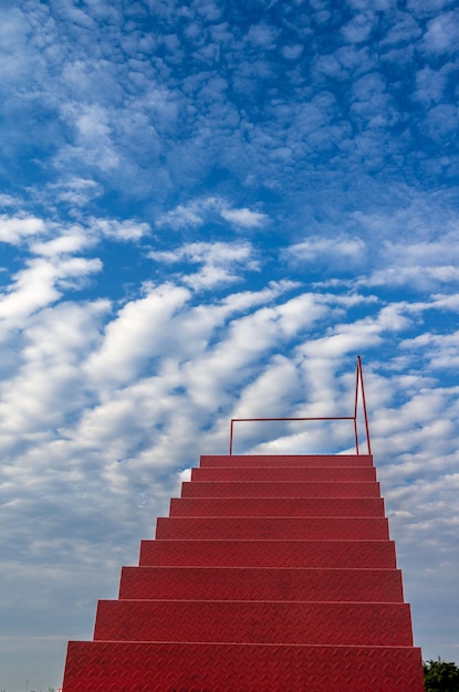 Foto vista ad angolo basso dell'edificio contro il cielo