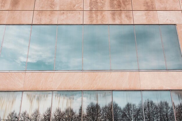 Foto vista ad angolo basso dell'edificio contro il cielo