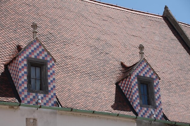 空に照らされた建物の低角度の景色