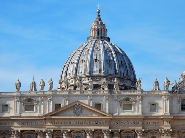 Foto vista ad angolo basso dell'edificio contro il cielo