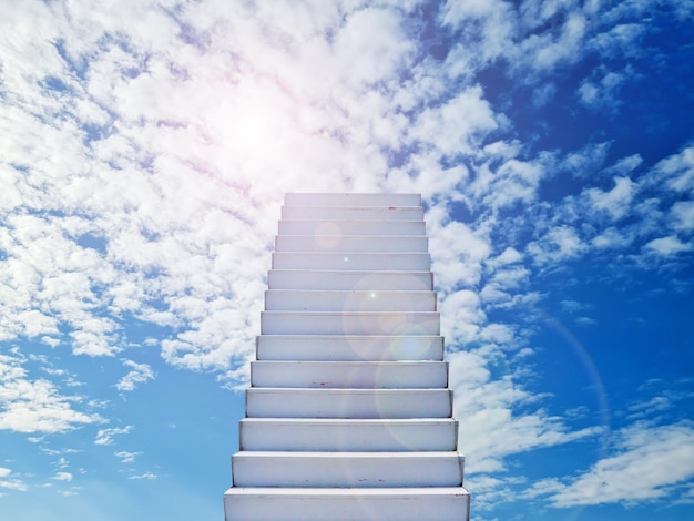 Foto vista ad angolo basso dell'edificio contro il cielo