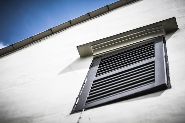 空に照らされた建物の低角度の景色