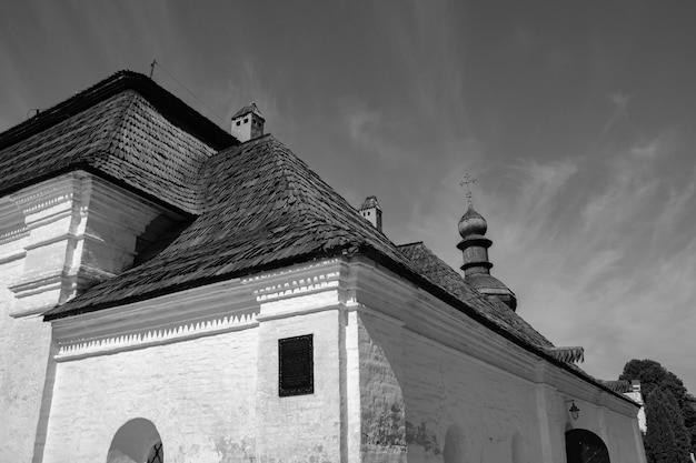 空に照らされた建物の低角度の景色