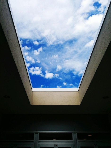 Photo low angle view of building against sky