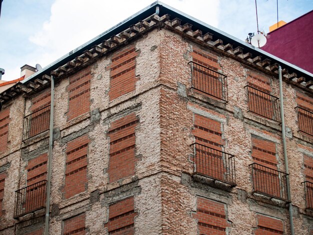 Foto vista dall'angolo basso dell'edificio contro il cielo