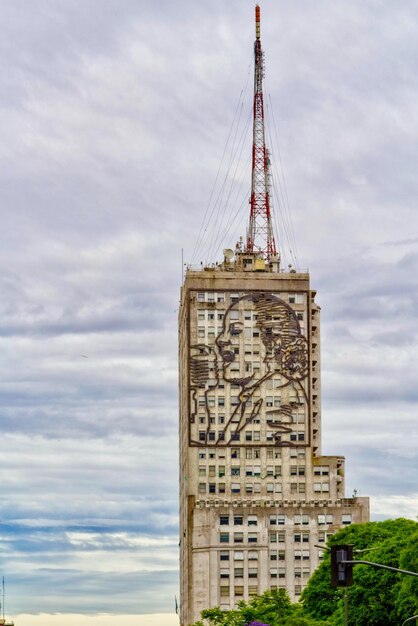 Photo low angle view of building against sky