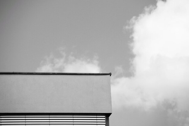 Photo low angle view of building against sky