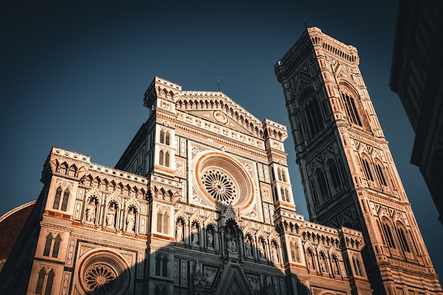 Foto vista ad angolo basso dell'edificio contro il cielo