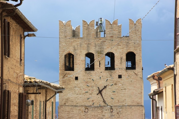 Foto vista ad angolo basso dell'edificio contro il cielo