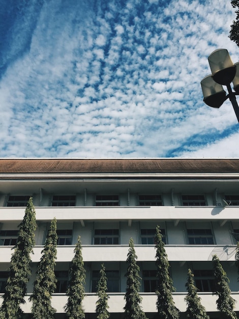 Photo low angle view of building against sky