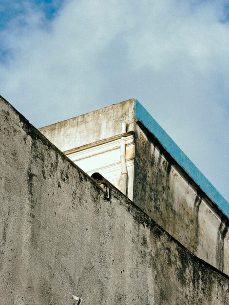 Foto vista ad angolo basso dell'edificio contro il cielo