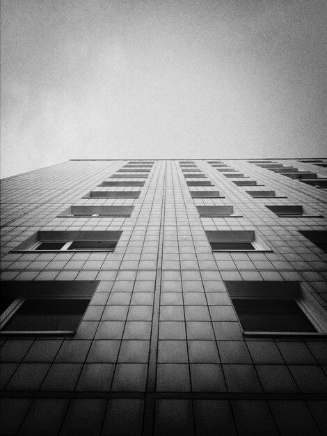 Foto vista dall'angolo basso dell'edificio contro il cielo