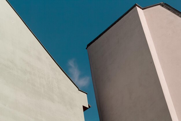 Foto vista dall'angolo basso dell'edificio contro il cielo