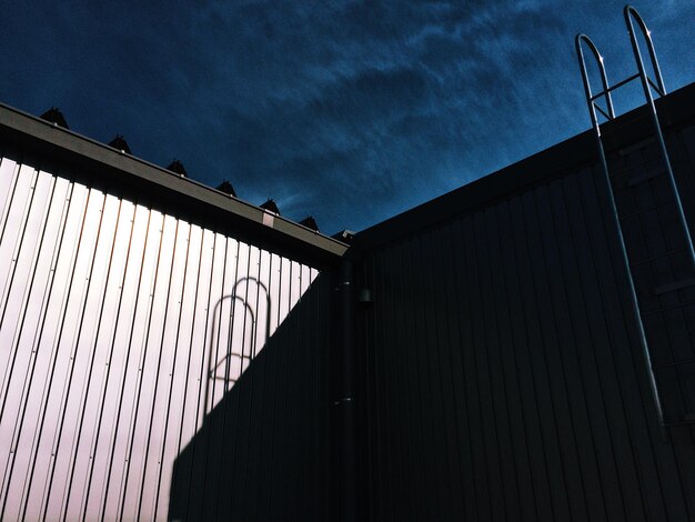 Photo low angle view of building against sky