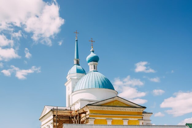 空に照らされた建物の低角度の景色