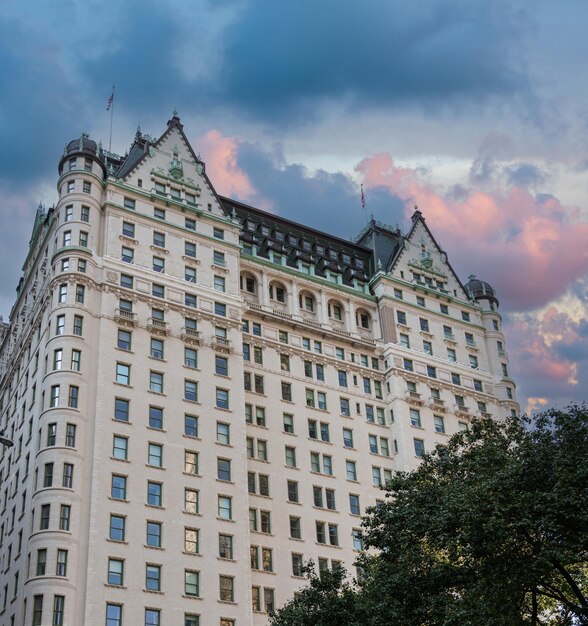 Photo low angle view of building against sky