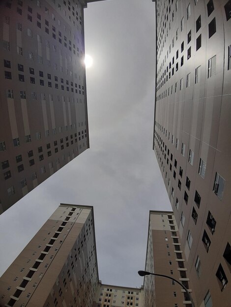 Photo low angle view of building against sky