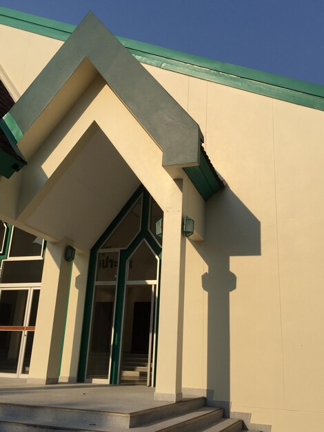 空に照らされた建物の低角度の景色