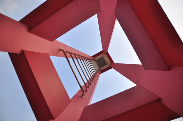 Foto vista ad angolo basso dell'edificio contro il cielo