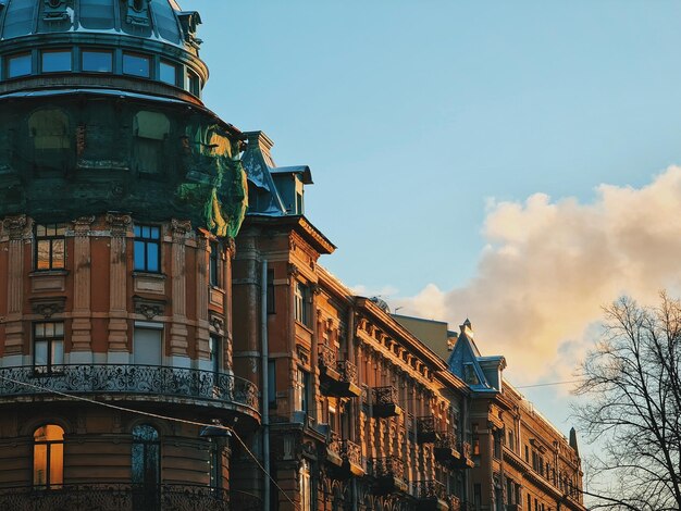 Foto vista ad angolo basso dell'edificio contro il cielo