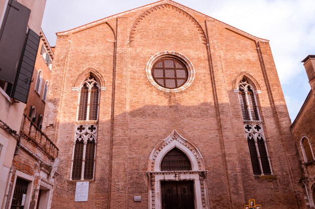 Foto vista ad angolo basso dell'edificio contro il cielo