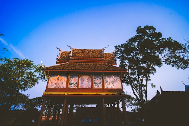 Photo low angle view of building against sky