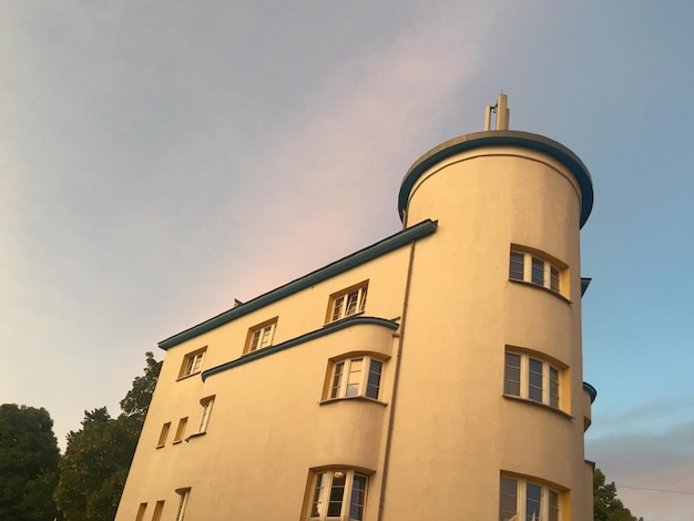 空に照らされた建物の低角度の景色