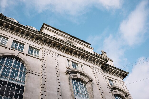 Photo low angle view of building against sky