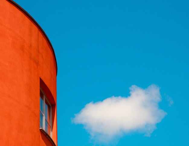 Foto vista ad angolo basso dell'edificio contro il cielo