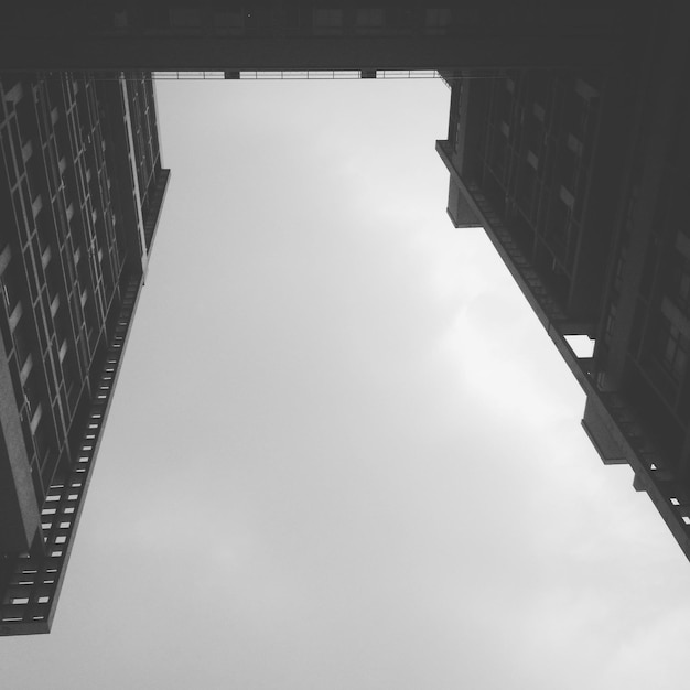 Photo low angle view of building against sky