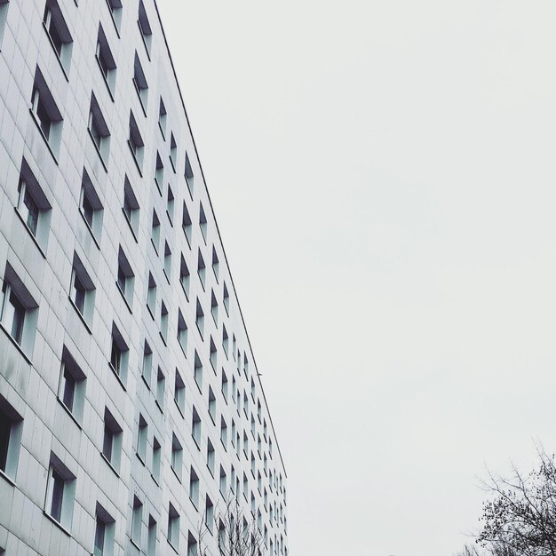 Foto vista ad angolo basso dell'edificio contro il cielo