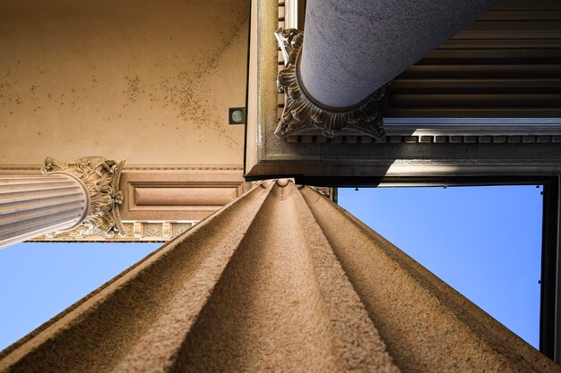 空に照らされた建物の低角度の景色