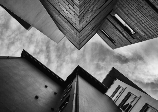 Photo low angle view of building against sky