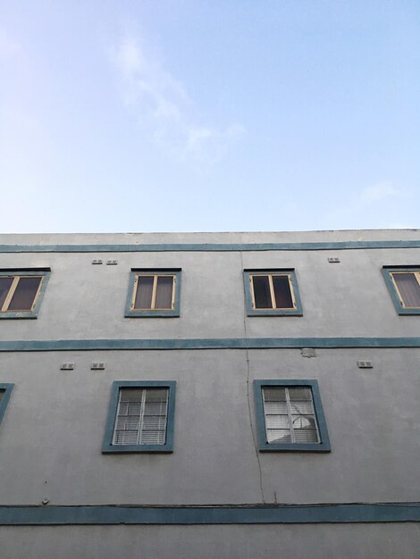 空に照らされた建物の低角度の景色