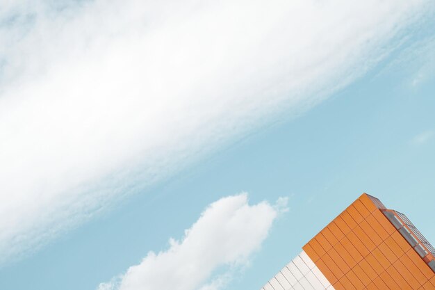 Photo low angle view of building against sky