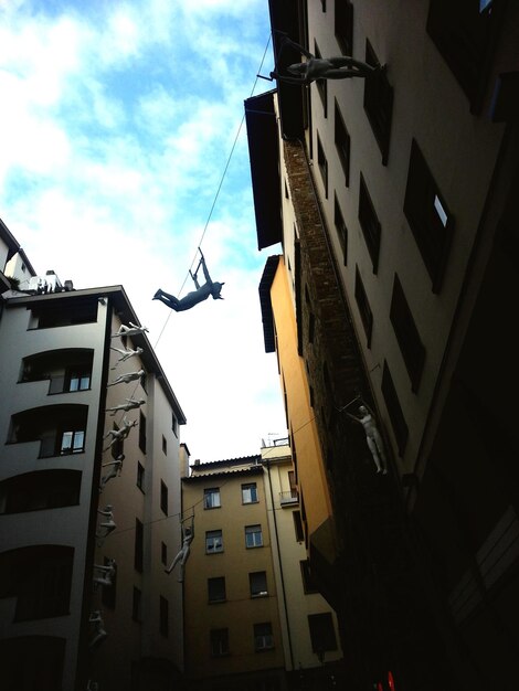 Foto vista ad angolo basso dell'edificio contro il cielo