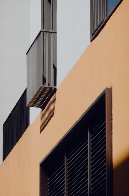 空に照らされた建物の低角度の景色