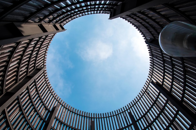 Foto vista ad angolo basso dell'edificio contro il cielo