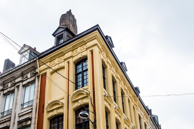 Foto vista ad angolo basso dell'edificio contro il cielo