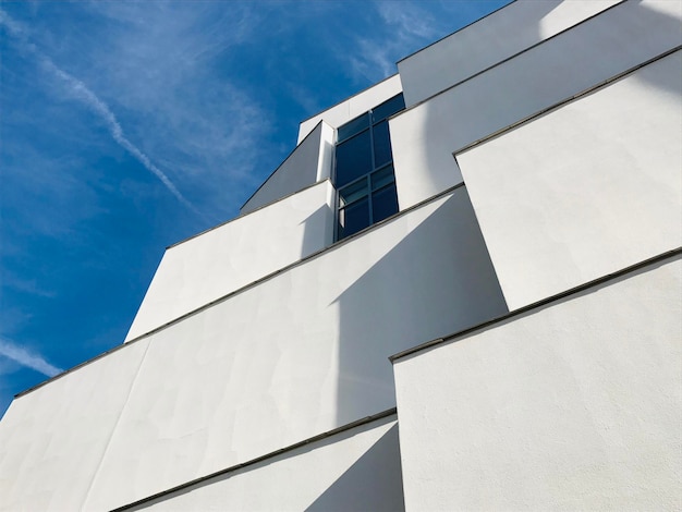 Foto vista dall'angolo basso dell'edificio contro il cielo