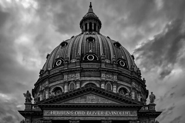 Foto vista ad angolo basso dell'edificio contro il cielo