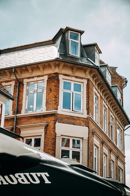 Photo low angle view of building against sky