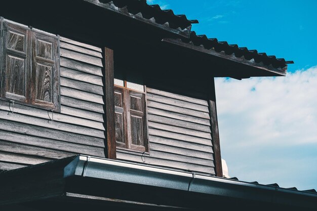 Photo low angle view of building against sky