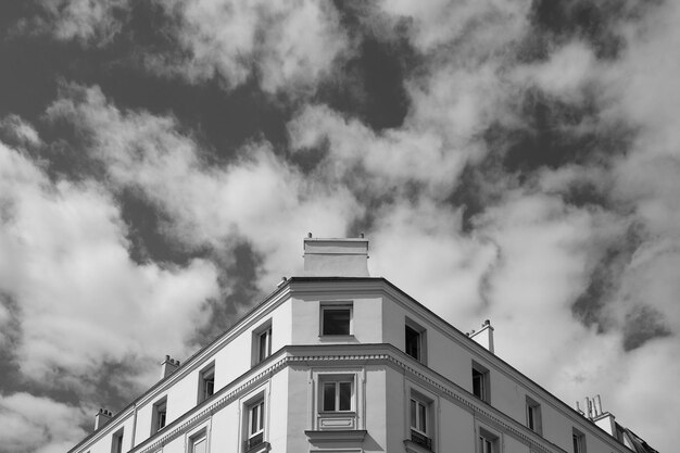 Photo low angle view of building against sky