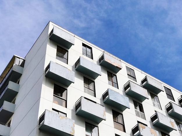 Foto vista ad angolo basso dell'edificio contro il cielo