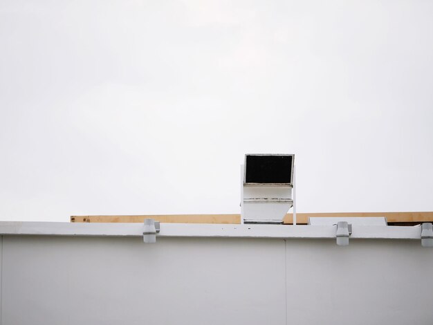 Photo low angle view of building against white wall